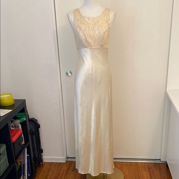 Vintage 90's Champagne/ Cream Lace Bodice Satin Maxi Gown Size 7/8 - Picture 2 of 15